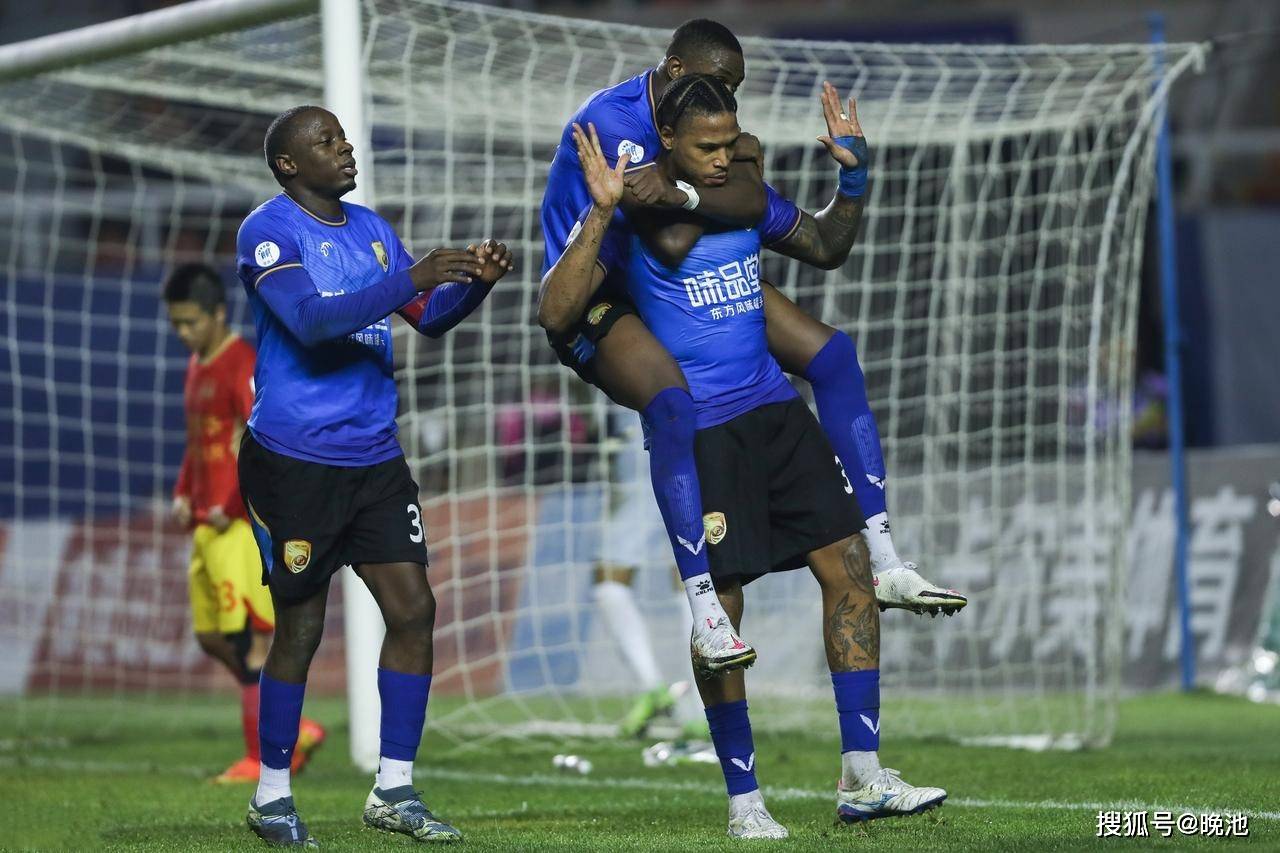 庆祝, 位外援同框 庆祝, 位外援同框